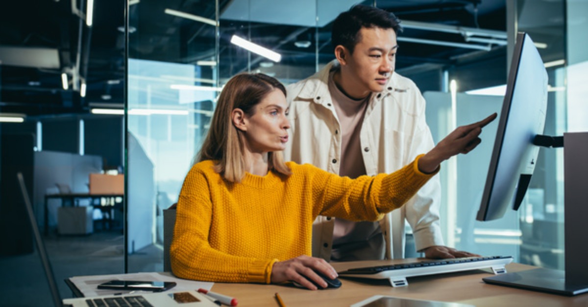 two colleagues having a discussion